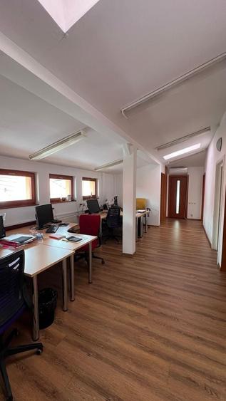 Casă individuală cu 10 camere cu Canalizare în Cotroceni