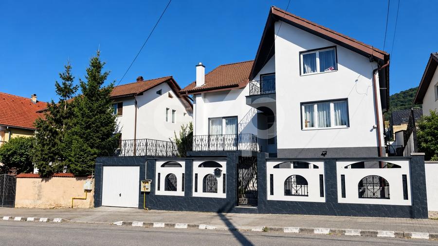 Casă individuală cu 5 camere cu Canalizare în Codlea