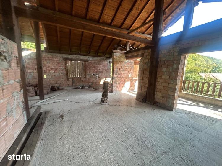 Casă cu 9 camere cu Teren 2342 Mp în Piatra Șoimului