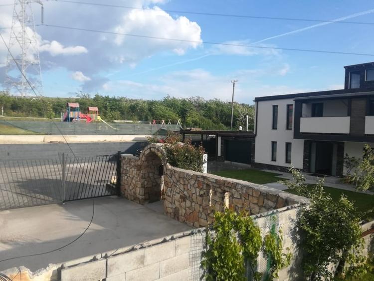 Duplex cu 4 camere cu Canalizare în Exterior Est