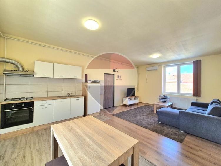 Apartament cu 3 camere, la prima închiriere, în zona centrală - 1