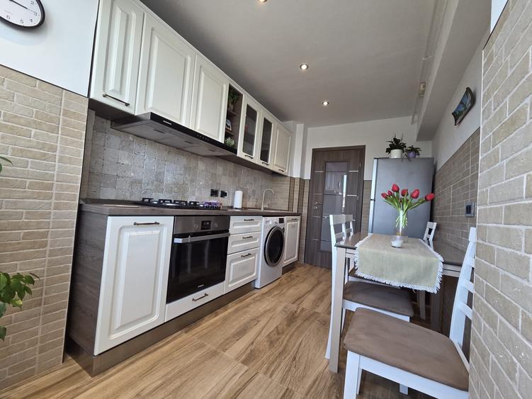Apartament cu 3 camere decomandat în Micro 14