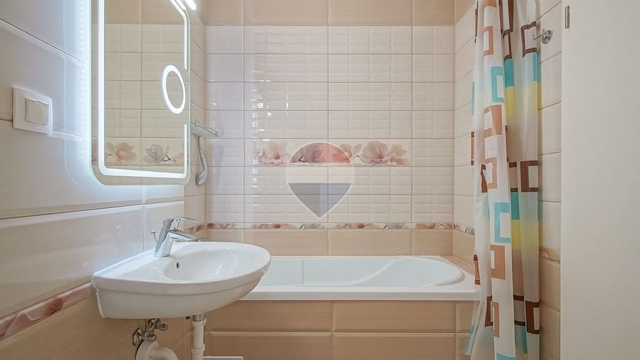 Apartament cu 3 camere decomandat în Tractorul