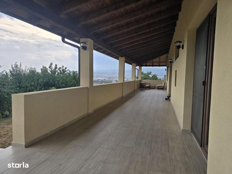 Casă cu 4 camere cu Teren 1239 Mp în Central
