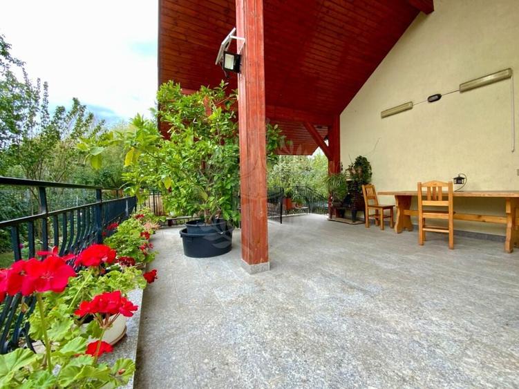 Casă cu 5 camere cu Teren 2000 Mp în Central