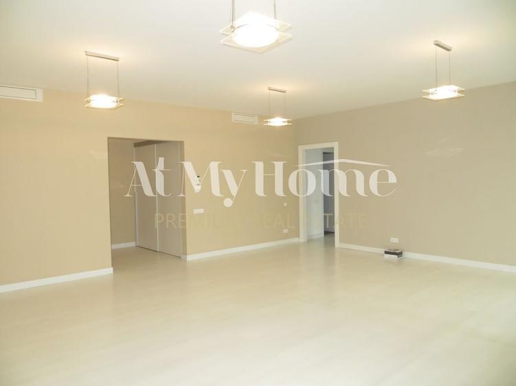 Apartament cu 4 camere decomandat, mobilat în Capitale