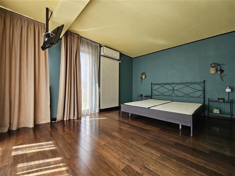 Casă individuală cu 6 camere cu Garaj în Noua