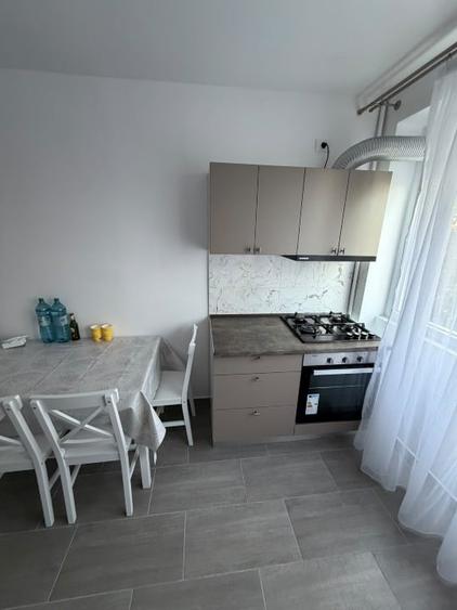 Apartament cu 3 camere decomandat, mobilat în Titan