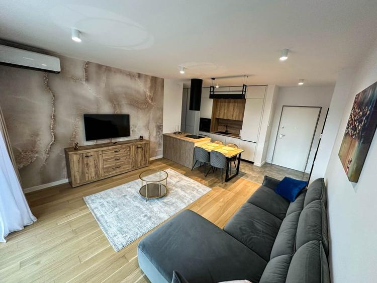 Apartament cu 2 camere semidecomandat, mobilat în Timpuri Noi