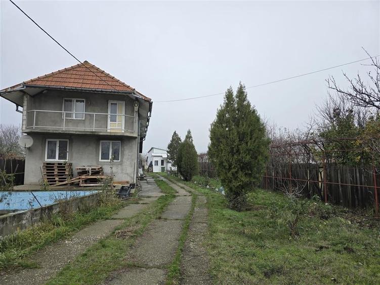 Casă individuală cu 4 camere cu Teren 2083 Mp în Pielești