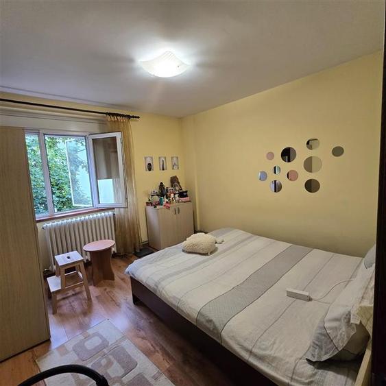 Apartament cu 3 camere semidecomandat în Podu Roș