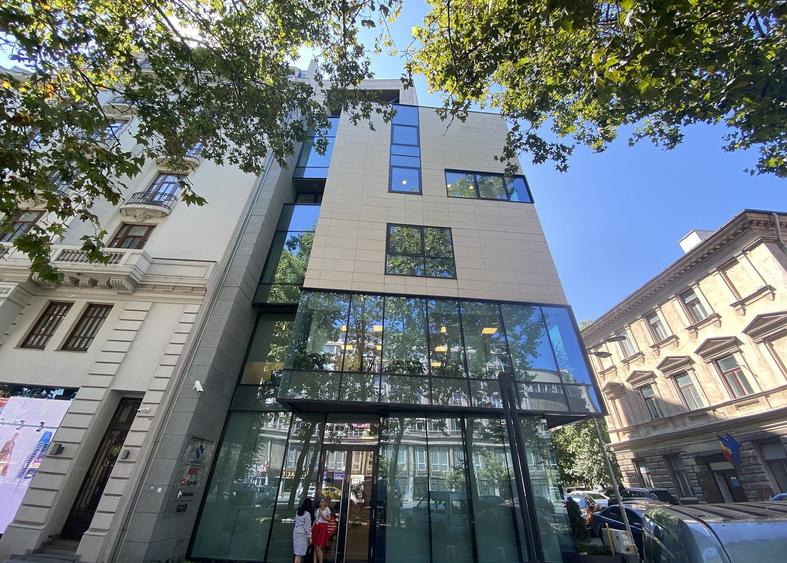 Birou, de 1,900 mp, în Universitate