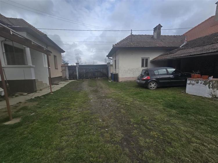 Casă individuală cu 5 camere cu Teren 2000 Mp în Recea