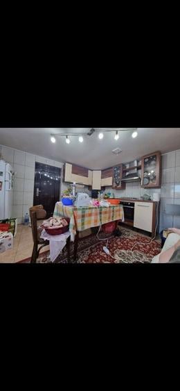Casă cu 3 camere decomandat în Șuțești