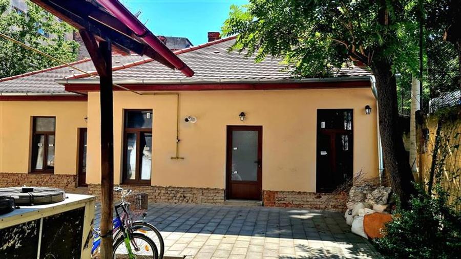Casă individuală cu 2 camere cu Canalizare în Central