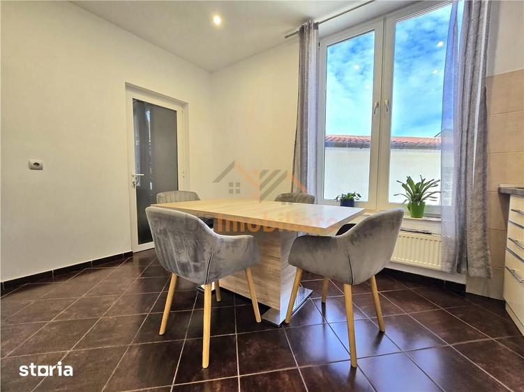 Casă cu 6 camere cu Teren 1178 Mp în Sânmartin