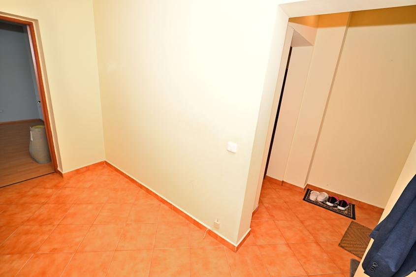 Apartament cu 4 camere semidecomandat în Aviației