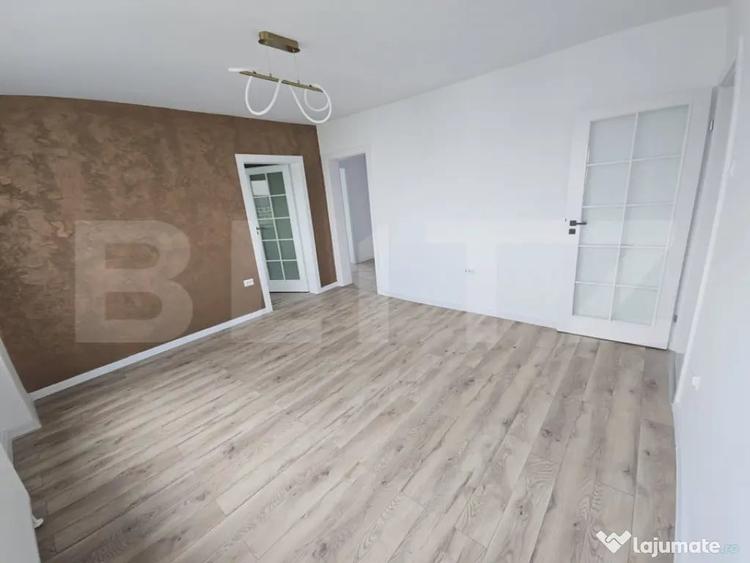Apartament cu 3 camere semidecomandat în Podu Roș