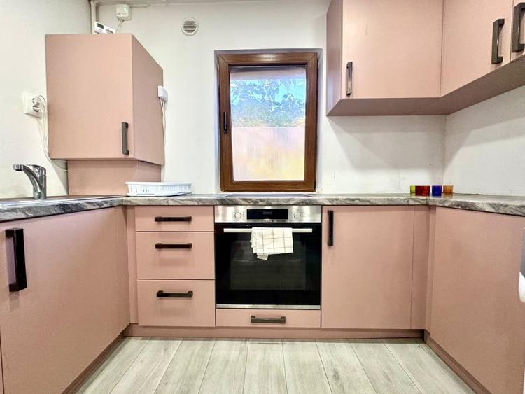 Apartament cu 3 camere decomandat, mobilat în Între Lacuri