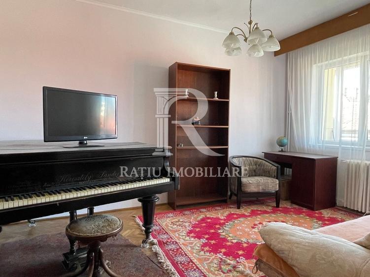 Apartament cu 3 camere semidecomandat, mobilat în Central