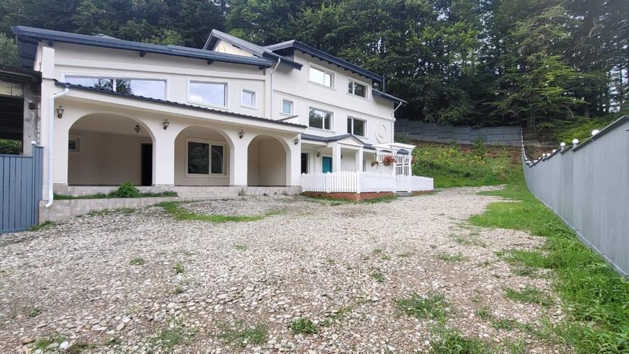 Casă cu 15 camere cu Teren 1300 Mp în Cheia