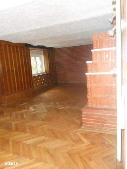 Casă cu 5 camere cu Teren 296 Mp în Tipografilor