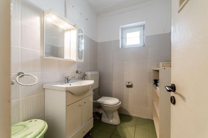 Apartament cu 3 camere decomandat, mobilat în Polivalentă
