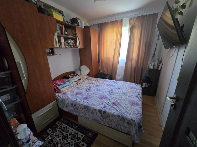 Apartament cu 3 camere semidecomandat, mobilat în Dacia