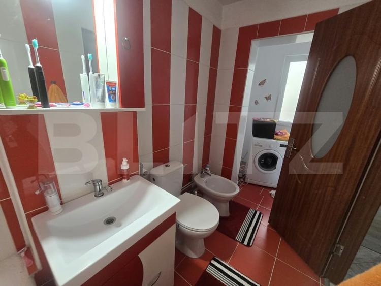 Apartament cu 3 camere decomandat, mobilat în Micro 4