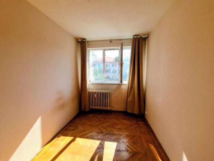 Apartament cu 3 camere semidecomandat, mobilat în Titan