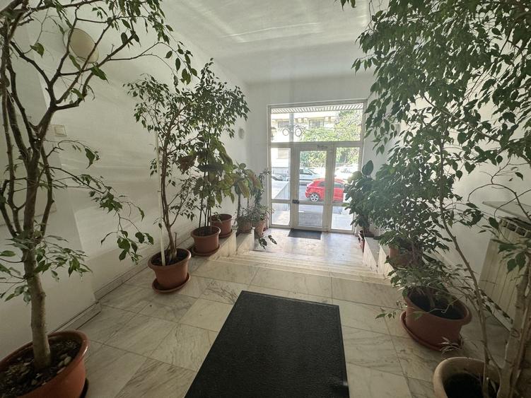 Apartament cu 7 camere decomandat în Aviatorilor