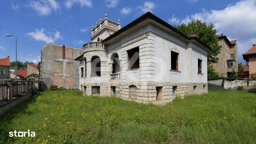 Casă cu 9 camere cu Teren 1048 Mp în Central