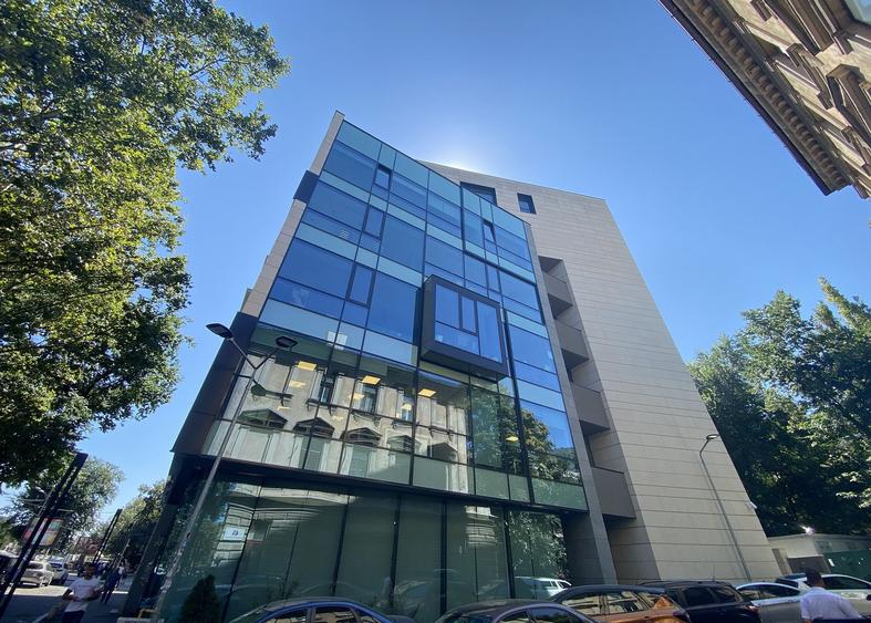 Birou, de 1,900 mp, în Universitate