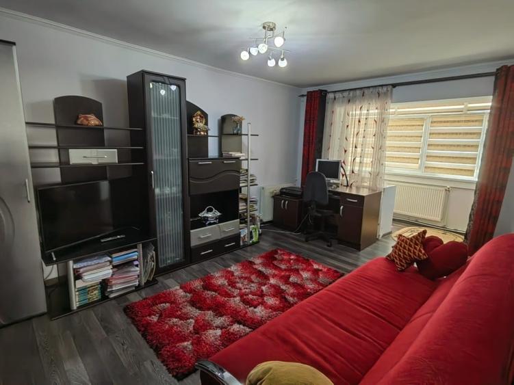 Apartament cu 3 camere decomandat, mobilat în Central