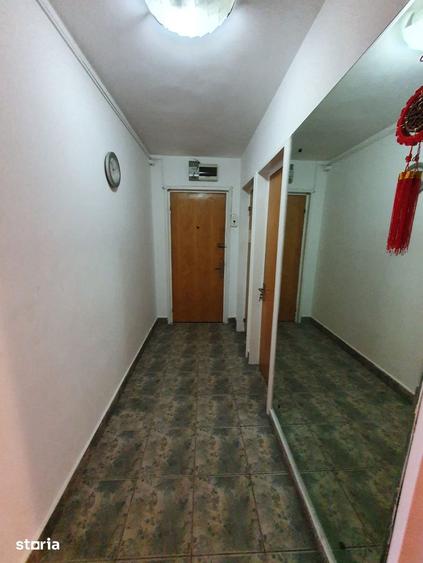 Apartament cu 3 camere semidecomandat în Drumul Taberei