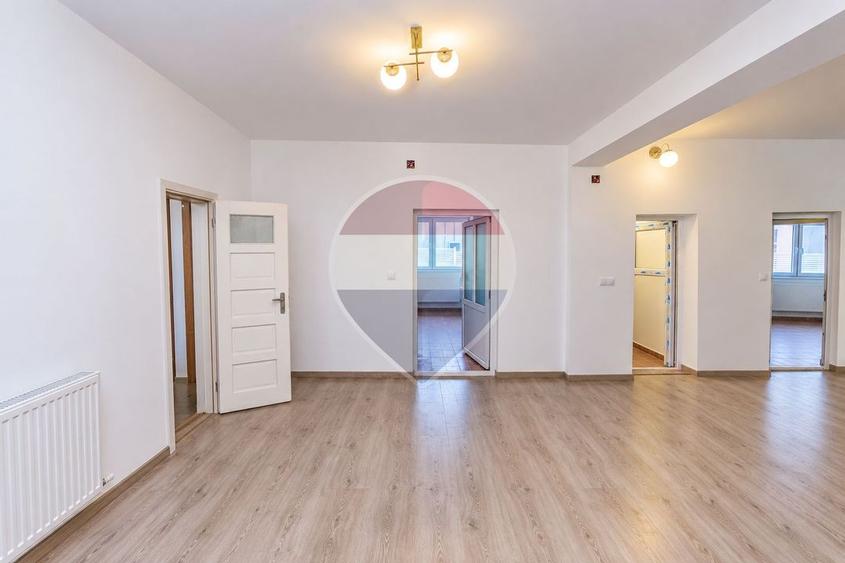 Casă individuală cu 6 camere cu Teren 328 Mp în Griviței