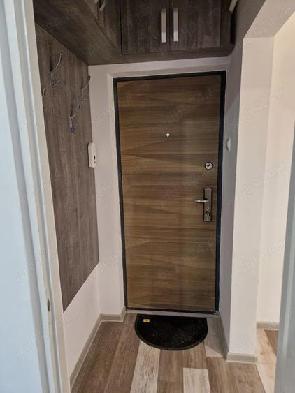 Apartament cu 3 camere semidecomandat în Simeria