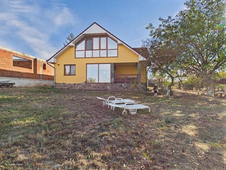 Casă individuală cu 5 camere cu Teren 961 Mp în Leș