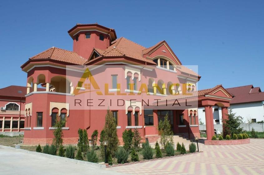 Casă individuală cu 22 camere cu Canalizare în Central