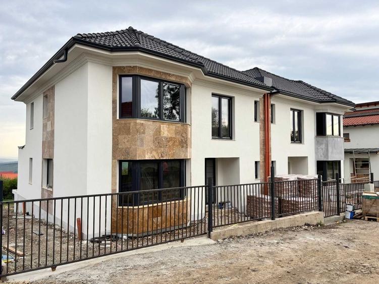 Duplex cu 5 camere cu Canalizare în Exterior Sud