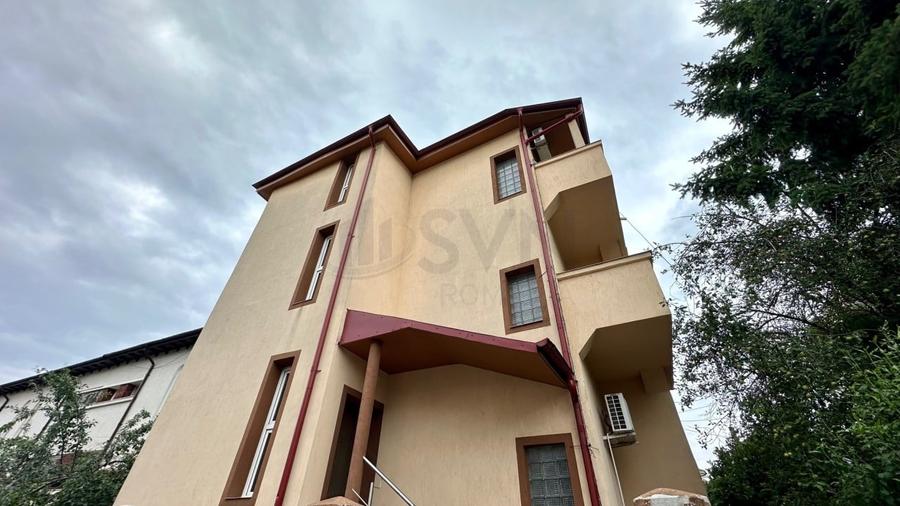 Casă individuală cu 7 camere cu Canalizare în Vatra Luminoasă