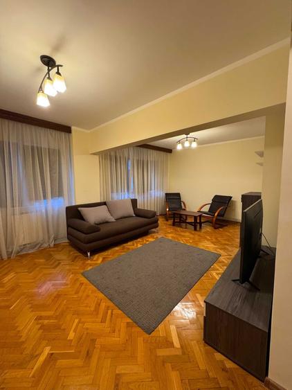 Apartament cu 3 camere decomandat în Teiul Doamnei