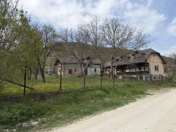 Casă cu 4 camere în Moldovenești