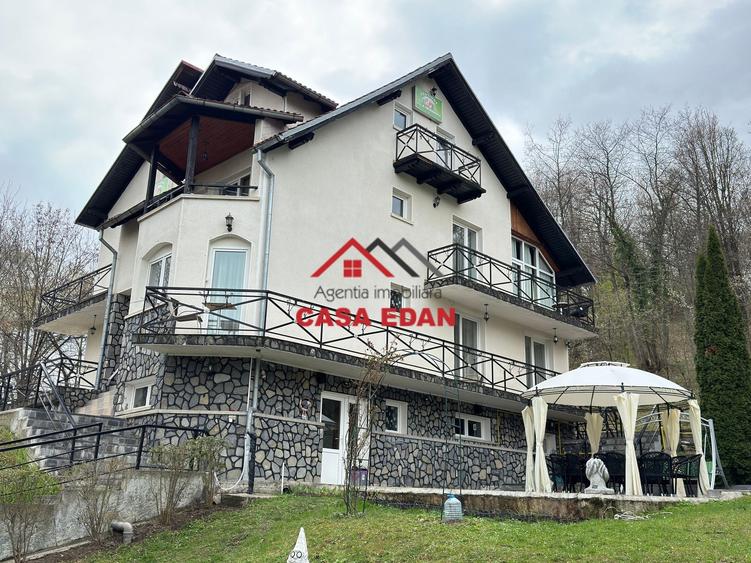 Casă individuală cu 12 camere cu Teren 13489 Mp în Breaza