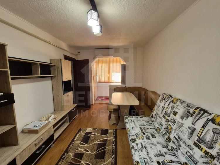 Apartament cu 3 camere semidecomandat în Craiovița Nouă