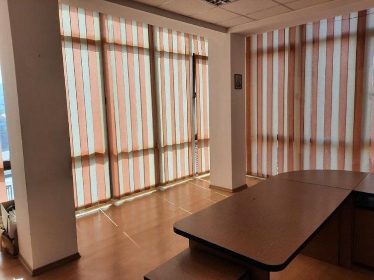 Casă individuală cu 6 camere cu Canalizare în Central