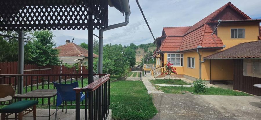 Casă individuală cu 5 camere cu Canalizare în Nord-Est