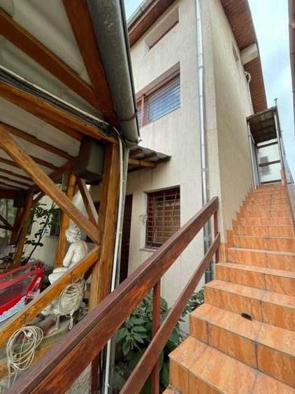 Casă cu 4 camere decomandat în Central