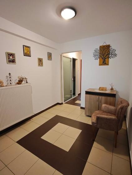 Apartament cu 3 camere decomandat, mobilat în P-ța Victoriei