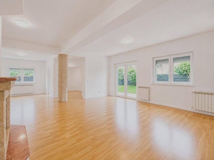 Casă individuală cu 7 camere cu Piscina în Iancu Nicolae